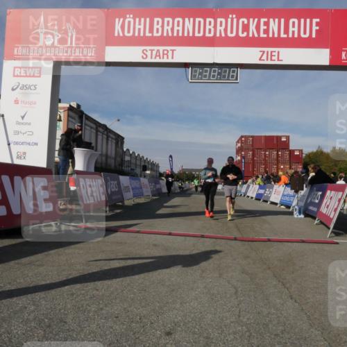 03.10.2025 - Köhlbrandbrückenlauf Matties Gatica Varas http://msf.ph/oto/9171663 03.10.2025 10:38:20 Ziel 1136, 1254, 2453, 2602, 2659, 3097 meine-sportfotos.de