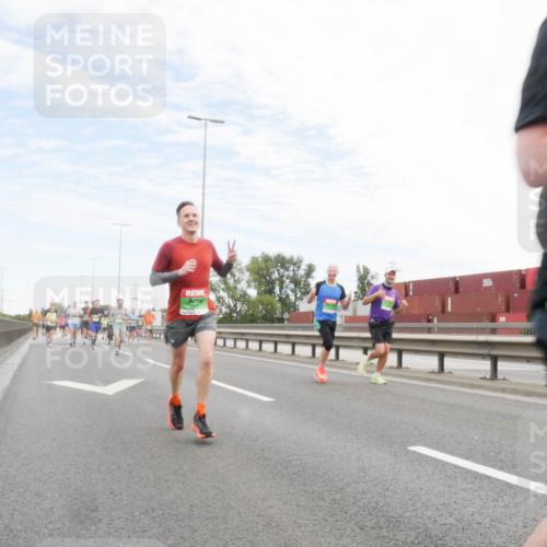 03.10.2025 - Köhlbrandbrückenlauf Matties Gatica Varas http://msf.ph/oto/9171678 03.10.2025 15:17:46 Position 3  meine-sportfotos.de