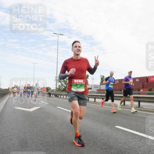 03.10.2025 - Köhlbrandbrückenlauf Matties Gatica Varas http://msf.ph/oto/9171680 03.10.2025 15:17:46 Position 3  meine-sportfotos.de
