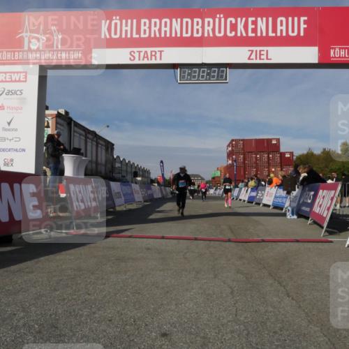03.10.2025 - Köhlbrandbrückenlauf Matties Gatica Varas http://msf.ph/oto/9171705 03.10.2025 10:38:39 Ziel 2042, 2440, 2527, 2662, 2859, 2860, 3095, 3621 meine-sportfotos.de