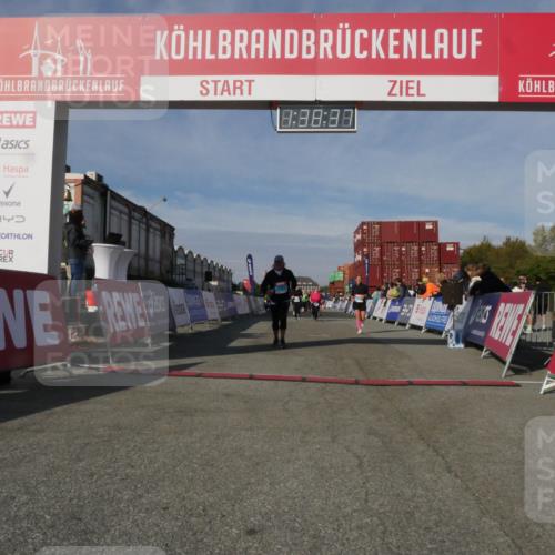 03.10.2025 - Köhlbrandbrückenlauf Matties Gatica Varas http://msf.ph/oto/9171707 03.10.2025 10:38:39 Ziel 2042, 2440, 2527, 2662, 2859, 2860, 3095, 3621 meine-sportfotos.de