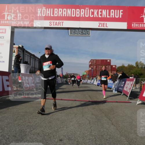03.10.2025 - Köhlbrandbrückenlauf Matties Gatica Varas http://msf.ph/oto/9171719 03.10.2025 10:38:42 Ziel 2042, 2440, 2626, 2627, 2662, 2859, 2860, 3095, 3438, 3442, 3621 meine-sportfotos.de