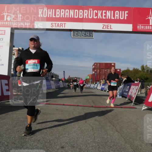 03.10.2025 - Köhlbrandbrückenlauf Matties Gatica Varas http://msf.ph/oto/9171722 03.10.2025 10:38:42 Ziel 2042, 2440, 2626, 2627, 2662, 2859, 2860, 3095, 3438, 3442, 3621 meine-sportfotos.de