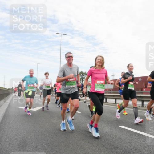 03.10.2025 - Köhlbrandbrückenlauf Matties Gatica Varas http://msf.ph/oto/9171751 03.10.2025 15:18:06 Position 3 9508, 9509 meine-sportfotos.de
