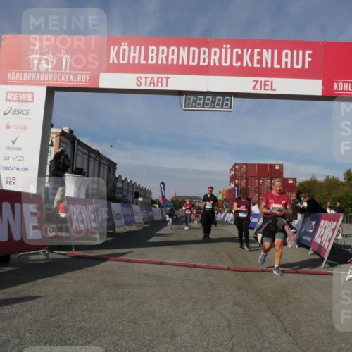 03.10.2025 - Köhlbrandbrückenlauf Matties Gatica Varas http://msf.ph/oto/9171840 03.10.2025 10:39:10 Ziel 1256, 1880, 2378, 2438, 2442, 3130, 3433, 3733 meine-sportfotos.de