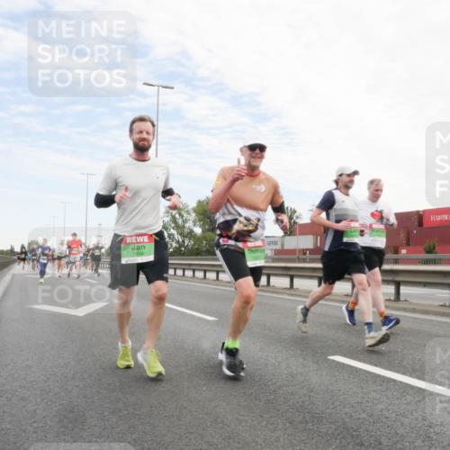 03.10.2025 - Köhlbrandbrückenlauf Matties Gatica Varas http://msf.ph/oto/9171847 03.10.2025 15:18:30 Position 3 7434, 7423 meine-sportfotos.de