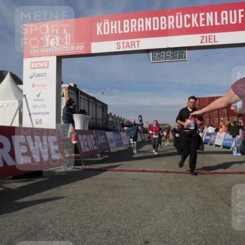 03.10.2025 - Köhlbrandbrückenlauf Matties Gatica Varas http://msf.ph/oto/9171849 03.10.2025 10:39:13 Ziel 1256, 1880, 2261, 2378, 2442, 3130, 3433 meine-sportfotos.de