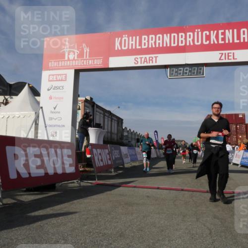 03.10.2025 - Köhlbrandbrückenlauf Matties Gatica Varas http://msf.ph/oto/9171851 03.10.2025 10:39:13 Ziel 1256, 1880, 2261, 2378, 2442, 3130, 3433 meine-sportfotos.de