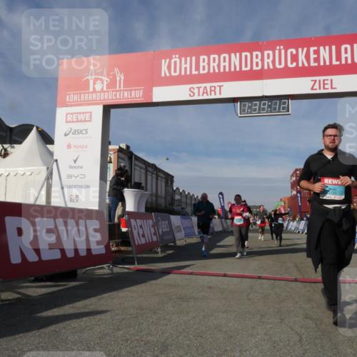 03.10.2025 - Köhlbrandbrückenlauf Matties Gatica Varas http://msf.ph/oto/9171852 03.10.2025 10:39:14 Ziel 1256, 1880, 2261, 2378, 2442, 3130, 3433 meine-sportfotos.de
