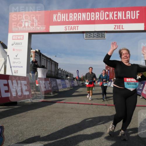 03.10.2025 - Köhlbrandbrückenlauf Matties Gatica Varas http://msf.ph/oto/9171874 03.10.2025 10:39:19 Ziel 1256, 2261, 2442, 3637, 3639 meine-sportfotos.de