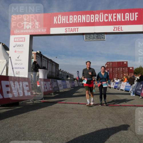 03.10.2025 - Köhlbrandbrückenlauf Matties Gatica Varas http://msf.ph/oto/9171878 03.10.2025 10:39:20 Ziel 2261, 2442, 3637, 3639 meine-sportfotos.de