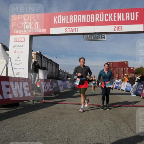 03.10.2025 - Köhlbrandbrückenlauf Matties Gatica Varas http://msf.ph/oto/9171880 03.10.2025 10:39:20 Ziel 2261, 2442, 3637, 3639 meine-sportfotos.de