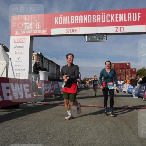 03.10.2025 - Köhlbrandbrückenlauf Matties Gatica Varas http://msf.ph/oto/9171882 03.10.2025 10:39:21 Ziel 2261, 3637, 3639 meine-sportfotos.de