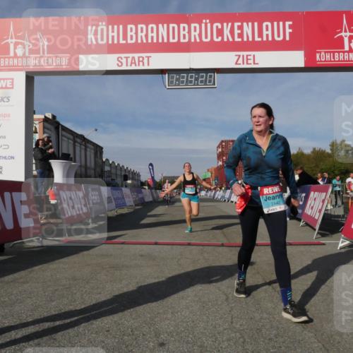 03.10.2025 - Köhlbrandbrückenlauf Matties Gatica Varas http://msf.ph/oto/9171884 03.10.2025 10:39:22 Ziel 2261, 3637, 3639 meine-sportfotos.de