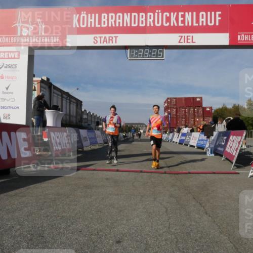 03.10.2025 - Köhlbrandbrückenlauf Matties Gatica Varas http://msf.ph/oto/9171893 03.10.2025 10:39:27 Ziel 3286, 3637, 3639 meine-sportfotos.de