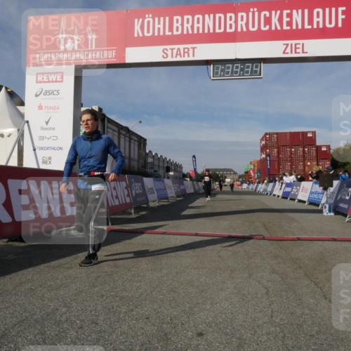 03.10.2025 - Köhlbrandbrückenlauf Matties Gatica Varas http://msf.ph/oto/9171913 03.10.2025 10:39:36 Ziel 2014, 2572, 3543 meine-sportfotos.de