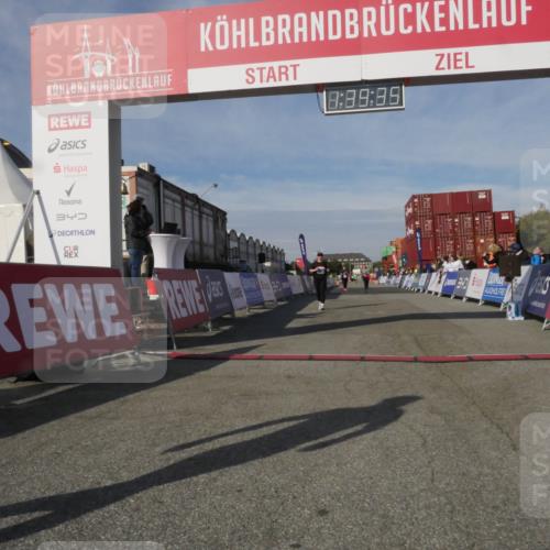 03.10.2025 - Köhlbrandbrückenlauf Matties Gatica Varas http://msf.ph/oto/9171917 03.10.2025 10:39:37 Ziel 2014, 2572, 3543 meine-sportfotos.de