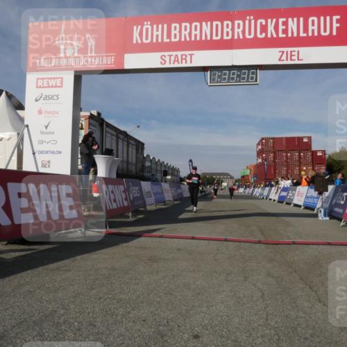03.10.2025 - Köhlbrandbrückenlauf Matties Gatica Varas http://msf.ph/oto/9171923 03.10.2025 10:39:38 Ziel 2014, 2572, 3543 meine-sportfotos.de