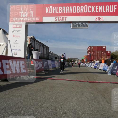 03.10.2025 - Köhlbrandbrückenlauf Matties Gatica Varas http://msf.ph/oto/9171927 03.10.2025 10:39:39 Ziel 2014, 2572, 3543 meine-sportfotos.de