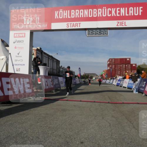 03.10.2025 - Köhlbrandbrückenlauf Matties Gatica Varas http://msf.ph/oto/9171932 03.10.2025 10:39:40 Ziel 2014, 2572, 3543 meine-sportfotos.de