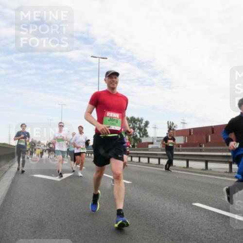 03.10.2025 - Köhlbrandbrückenlauf Matties Gatica Varas http://msf.ph/oto/9171982 03.10.2025 15:19:04 Position 3 7341, 9341, 25143 meine-sportfotos.de