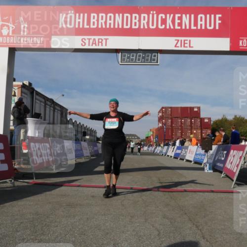 03.10.2025 - Köhlbrandbrückenlauf Matties Gatica Varas http://msf.ph/oto/9172022 03.10.2025 10:40:21 Ziel 2516, 2926, 2927, 2928 meine-sportfotos.de