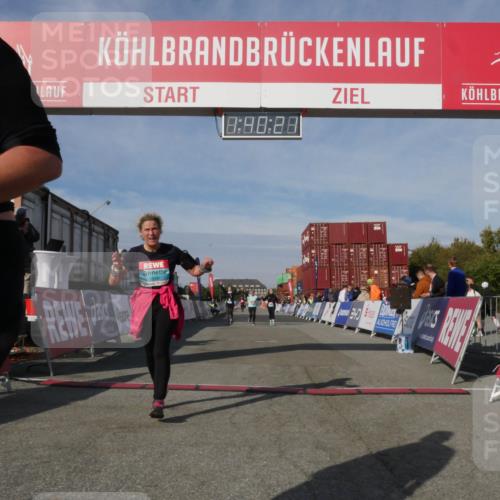 03.10.2025 - Köhlbrandbrückenlauf Matties Gatica Varas http://msf.ph/oto/9172030 03.10.2025 10:40:23 Ziel 2926, 2927, 2928 meine-sportfotos.de
