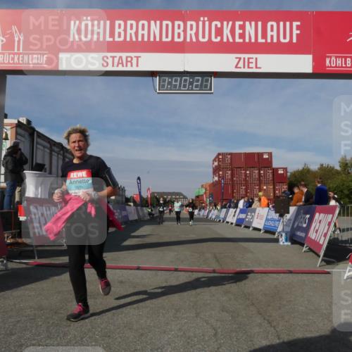 03.10.2025 - Köhlbrandbrückenlauf Matties Gatica Varas http://msf.ph/oto/9172032 03.10.2025 10:40:23 Ziel 2926, 2927, 2928 meine-sportfotos.de