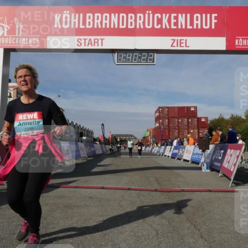 03.10.2025 - Köhlbrandbrückenlauf Matties Gatica Varas http://msf.ph/oto/9172034 03.10.2025 10:40:24 Ziel 2926, 2927, 2928 meine-sportfotos.de