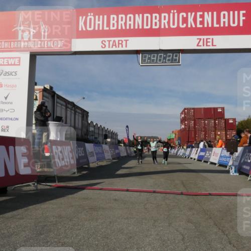 03.10.2025 - Köhlbrandbrückenlauf Matties Gatica Varas http://msf.ph/oto/9172038 03.10.2025 10:40:26 Ziel 2926, 2927, 2928 meine-sportfotos.de