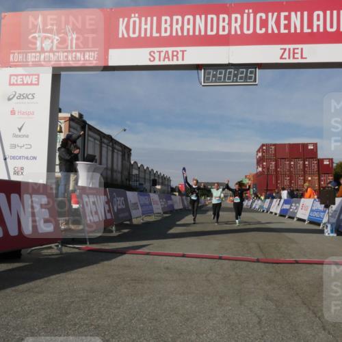 03.10.2025 - Köhlbrandbrückenlauf Matties Gatica Varas http://msf.ph/oto/9172042 03.10.2025 10:40:27 Ziel 2926, 2927, 2928 meine-sportfotos.de