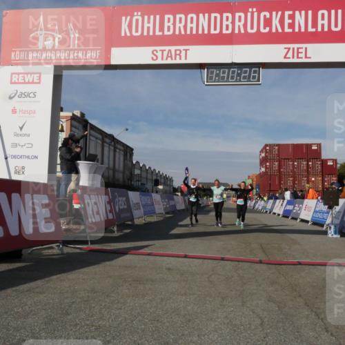 03.10.2025 - Köhlbrandbrückenlauf Matties Gatica Varas http://msf.ph/oto/9172044 03.10.2025 10:40:27 Ziel 2926, 2927, 2928 meine-sportfotos.de