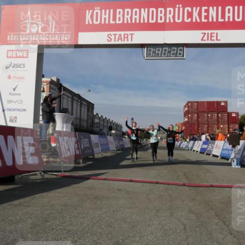 03.10.2025 - Köhlbrandbrückenlauf Matties Gatica Varas http://msf.ph/oto/9172046 03.10.2025 10:40:28 Ziel 2926, 2927, 2928 meine-sportfotos.de