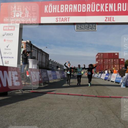 03.10.2025 - Köhlbrandbrückenlauf Matties Gatica Varas http://msf.ph/oto/9172048 03.10.2025 10:40:28 Ziel 2926, 2927, 2928 meine-sportfotos.de