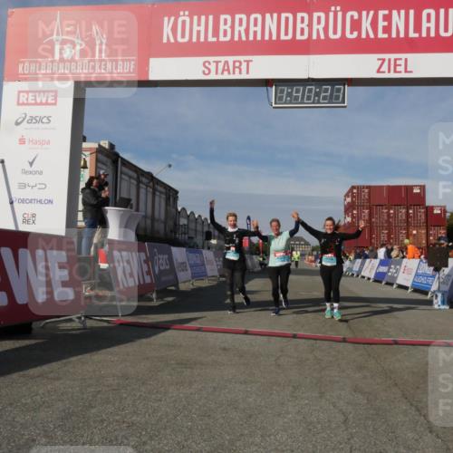 03.10.2025 - Köhlbrandbrückenlauf Matties Gatica Varas http://msf.ph/oto/9172052 03.10.2025 10:40:29 Ziel 2926, 2927, 2928 meine-sportfotos.de