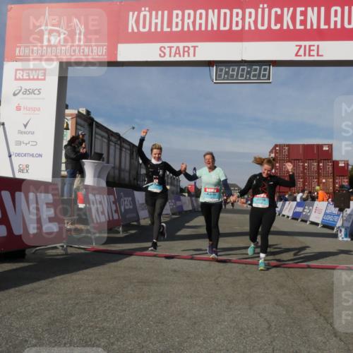 03.10.2025 - Köhlbrandbrückenlauf Matties Gatica Varas http://msf.ph/oto/9172056 03.10.2025 10:40:30 Ziel 2926, 2927, 2928 meine-sportfotos.de