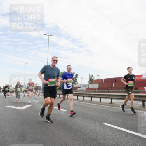 03.10.2025 - Köhlbrandbrückenlauf Matties Gatica Varas http://msf.ph/oto/9172059 03.10.2025 15:19:22 Position 3  meine-sportfotos.de