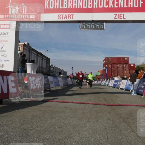 03.10.2025 - Köhlbrandbrückenlauf Matties Gatica Varas http://msf.ph/oto/9172062 03.10.2025 10:40:43 Ziel 2480, 3319, 3349 meine-sportfotos.de