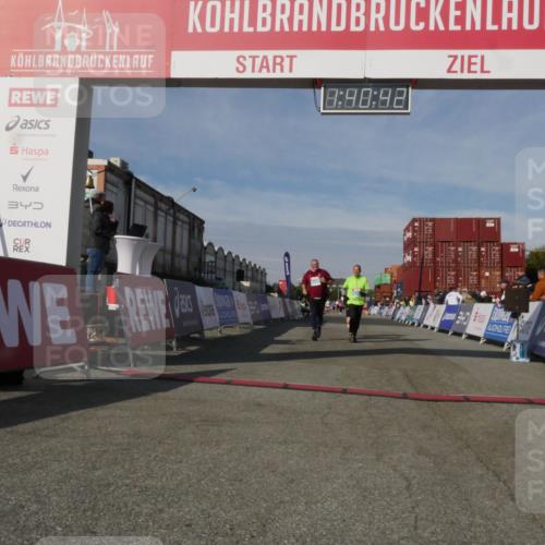 03.10.2025 - Köhlbrandbrückenlauf Matties Gatica Varas http://msf.ph/oto/9172066 03.10.2025 10:40:44 Ziel 2480, 3319, 3349 meine-sportfotos.de