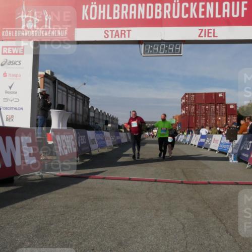 03.10.2025 - Köhlbrandbrückenlauf Matties Gatica Varas http://msf.ph/oto/9172072 03.10.2025 10:40:46 Ziel 2480, 3319, 3349 meine-sportfotos.de