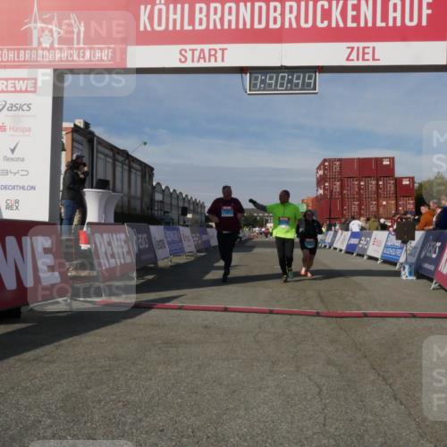 03.10.2025 - Köhlbrandbrückenlauf Matties Gatica Varas http://msf.ph/oto/9172074 03.10.2025 10:40:46 Ziel 2480, 3319, 3349 meine-sportfotos.de