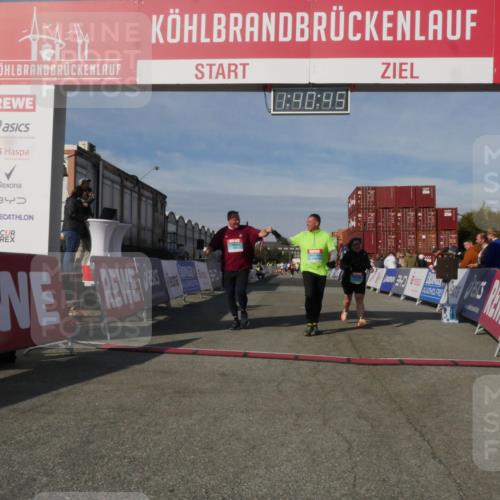 03.10.2025 - Köhlbrandbrückenlauf Matties Gatica Varas http://msf.ph/oto/9172076 03.10.2025 10:40:47 Ziel 2480, 3319, 3349 meine-sportfotos.de