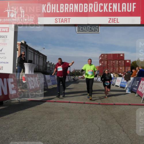 03.10.2025 - Köhlbrandbrückenlauf Matties Gatica Varas http://msf.ph/oto/9172078 03.10.2025 10:40:47 Ziel 2480, 3319, 3349 meine-sportfotos.de