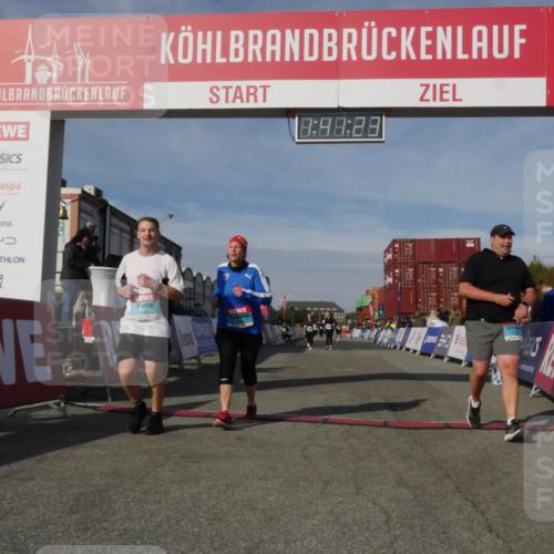03.10.2025 - Köhlbrandbrückenlauf Matties Gatica Varas http://msf.ph/oto/9172149 03.10.2025 10:41:25 Ziel 3373, 3374 meine-sportfotos.de