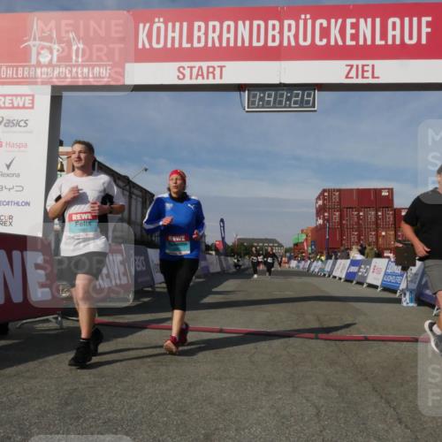 03.10.2025 - Köhlbrandbrückenlauf Matties Gatica Varas http://msf.ph/oto/9172151 03.10.2025 10:41:25 Ziel 3373, 3374 meine-sportfotos.de