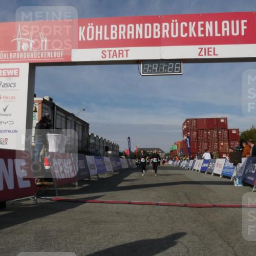 03.10.2025 - Köhlbrandbrückenlauf Matties Gatica Varas http://msf.ph/oto/9172153 03.10.2025 10:41:28 Ziel 3373, 3374 meine-sportfotos.de