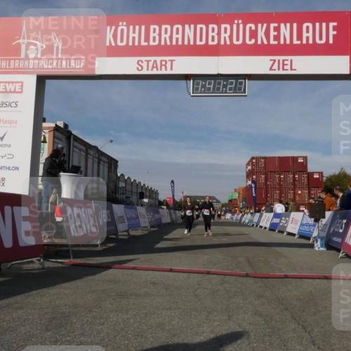 03.10.2025 - Köhlbrandbrückenlauf Matties Gatica Varas http://msf.ph/oto/9172155 03.10.2025 10:41:29 Ziel 3373, 3374 meine-sportfotos.de