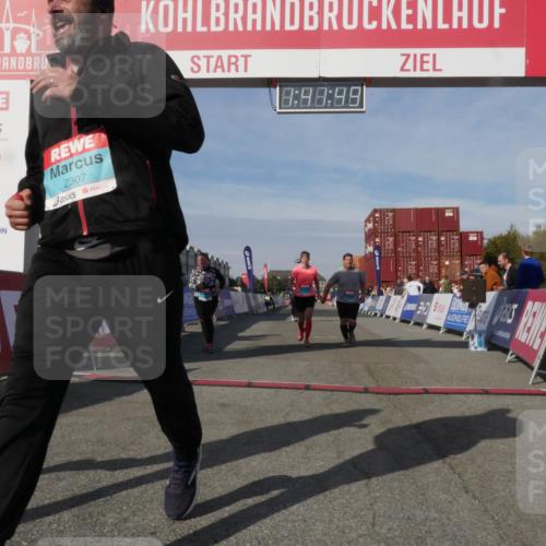 03.10.2025 - Köhlbrandbrückenlauf Matties Gatica Varas http://msf.ph/oto/9172226 03.10.2025 10:41:51 Ziel 2555, 2612, 2613, 3517 meine-sportfotos.de