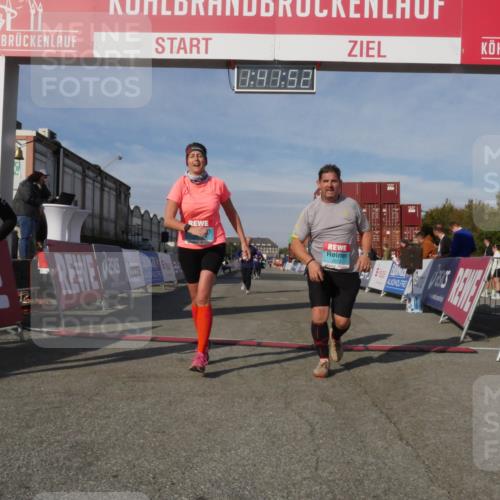 03.10.2025 - Köhlbrandbrückenlauf Matties Gatica Varas http://msf.ph/oto/9172239 03.10.2025 10:41:54 Ziel 2887, 2888, 2988, 3517 meine-sportfotos.de