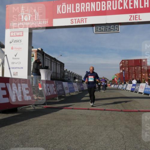 03.10.2025 - Köhlbrandbrückenlauf Matties Gatica Varas http://msf.ph/oto/9172246 03.10.2025 10:41:58 Ziel 2887, 2888, 2988, 3517 meine-sportfotos.de
